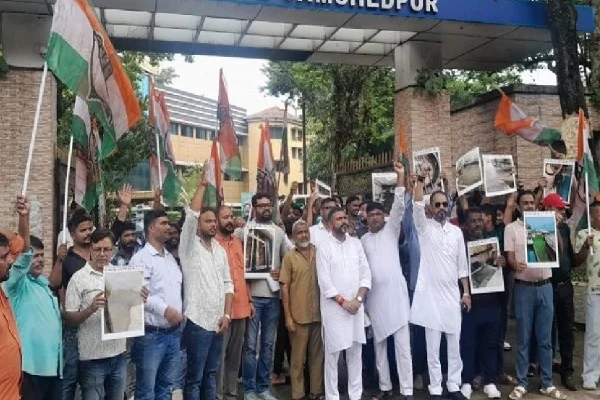 JAMSHEDPUR : 13 साल में नहीं हुई जुगसलाई जलापूर्ति केंद्र की सफाई, संप क्षतिग्रस्त, कांग्रेस का प्रदर्शन
