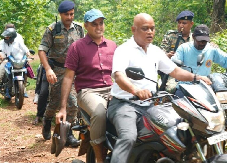Jamshedpur : हाथ में जूता लेकर बाइक और पैदल यात्रा कर जिले के सुदूरवर्ती गांव कोलाबाड़िया टोला पहुंचे DC, ग्रामीणों के बीच पहुंचकर सुनीं उनकी समस्याएं