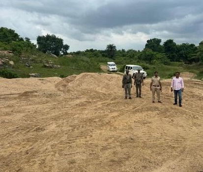 Illegal Mining Sand: बहरागोड़ा के गुहियापाल गांव के समीप छापेमारी, 1600 सीएफटी बालू जब्त, भेजा जाता था जमशेदपुर