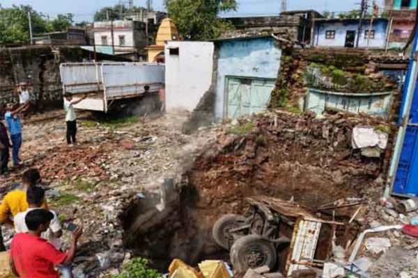 Dhanbad : झरिया में फिर जमीन धंसी, 407 ट्रक धरती में समा गया, लोगों में दहशत