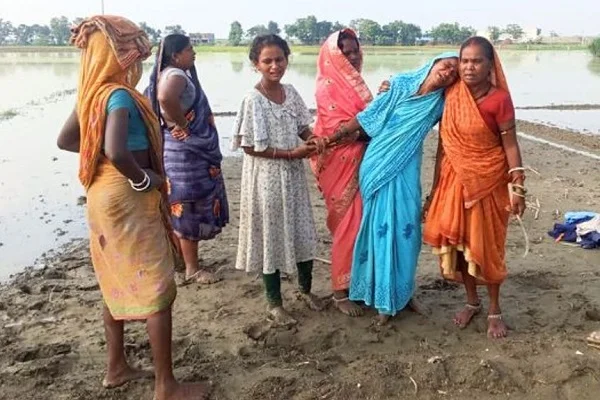 पानी भरे गड्ढ़े में डूबने से चार भाई-बहनों मौत, घर में मचा कोहराम, गांव गमगीन