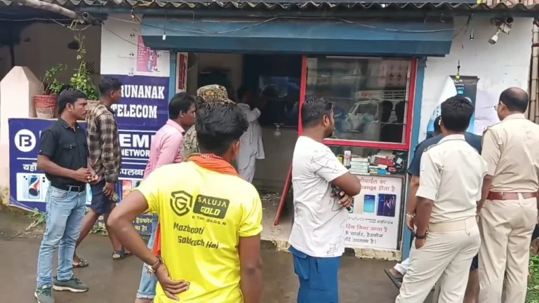 CHAIBASA : मोबाइल दुकान में सेंधमारी, लाखों के सामान की चोरी, छत काटकर चोरी