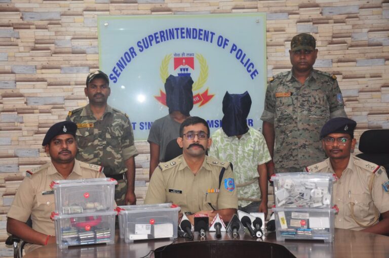 Jamshedpur: बिहर से मोबाइल दुकान में किम करने आये थे, फिर चोरी कर निकल भागे, दोनों आरोपी गिरफ्तार, 7.5 लाख के मोबाइल और 25 हजार रुपए नगद बरामद