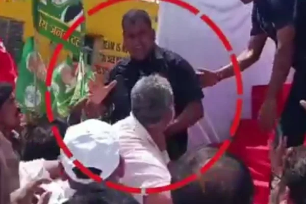 पटना में पप्पू यादव नहीं मिल पाये राहुल गांधी से, गाड़ी पर चढ़ने से अंगरक्षकों ने रोका