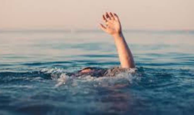 Saraikela: खरसावां में तालाब में डूब रहे बच्चे को बचाने में 11 साल की विसंती की मौत, विधायक दशरथ गागराई कर रहे थे पढ़ाई और पालन-पोषण