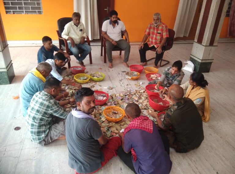 देवघर बाबा धाम के दानपात्रों से जुटे लाखों, नेपाली मुद्रा भी मिली