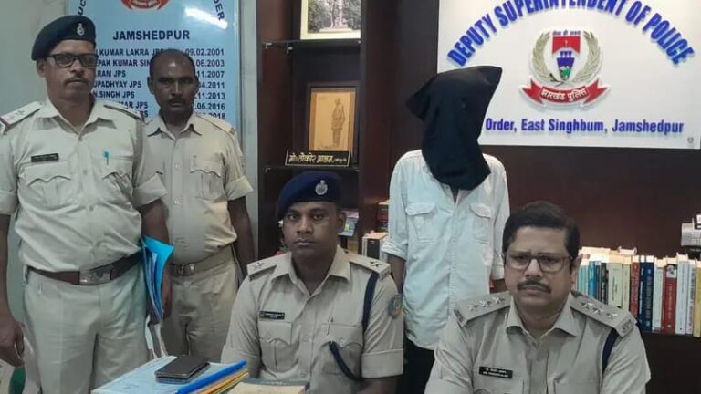 Jamshedpur Crime: परसुडीह पुलिस ने गांजा तस्करी का किया उद्भेदन, एक तस्कर पकड़ाया, ओडिशा से जुड़ा नेटवर्क, मोबाइल में मिले संदिग्ध नंबरों की हो रही जांच