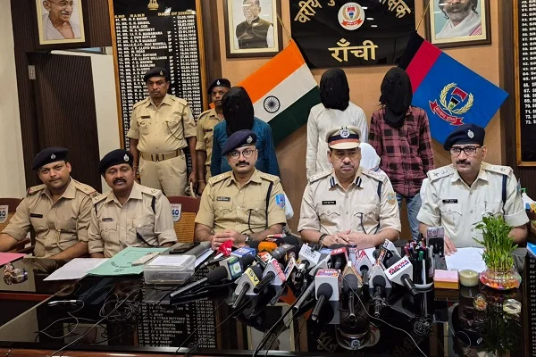 रांची में ई-रिक्शा चालक से लूटपाट में तीन गिरफ्तार, हाथ-पैर बांध दिया था लूट को अंजाम