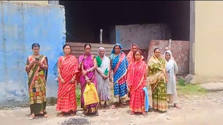 Saraikela: गम्हरिया की सागर रत्न कंपनी पर जमीन पर कब्जा करने का आरोप, कंपनी गेट पर महिलाओं नहीं किया विरोध प्रदर्शन, जानें अंचलाधिकारी ने क्या कहा?