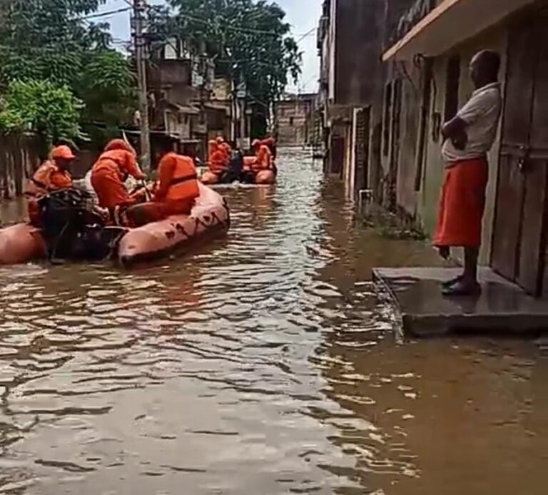 JAMSHEDPUR : स्वर्णरेखा व खरकई उफनाई, निचले इलाकों में भरा पानी, लोगों को राहत शिविर में भेजा गया