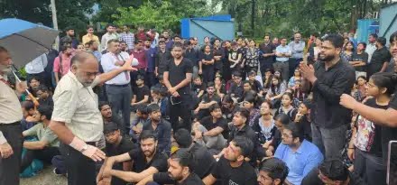 Jamshedpur: मणिपाल टाटा मेडिकल कॉलेज में प्रबंधन की लचर व्यवस्था के खिलाफ जोरदार हंगामा, दिव्यांशु की आत्महत्या के खिलाफ छात्रों का विरोध प्रदर्शन, धरने पर बैठे, कैंपस में पुलिस बल तैनात