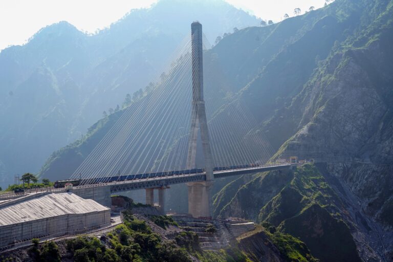 ऐतिहासिक उपलब्धि: कश्मीर घाटी में पहली मालगाड़ी सीमेंट लेकर अनंतनाग गुड्स शेड पहुँची