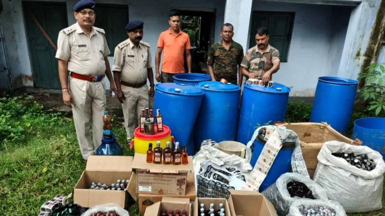 Jamshedpur; बिरसानगर में मिनी शराब फैक्ट्री का भंडाफोड़, भारी मात्रा में नकली शराब बरामद
