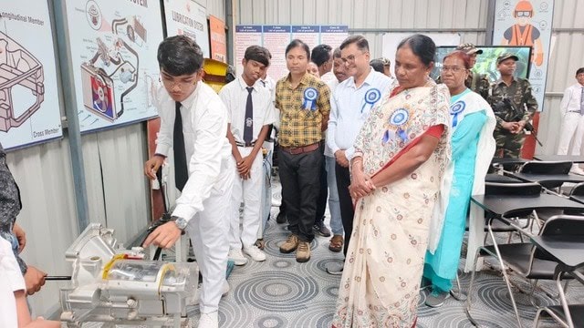 Chaibasa: झींकपानी के नवोदय विद्यालय में द्वितीय राष्ट्रीय अंतरिक्ष दिवस मनाया गया, सांसद जोबा माझी हुईं शामिल, आर्चरी में मेडल विजेता जयश्री सम्मानित