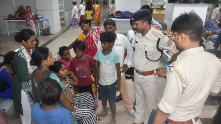 Jamshedpur: सीतारामडेरा के छायानगर में चोर समझ कर युवक की लाठी-डंडा से पीट-पीट कर हत्या, आरोपियों की गिरफ्तारी की मांग को लेकर एमजीएम में हंगामा