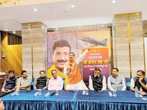 Jamshedpur: बिष्टुपुर में रक्षा राज्य मंत्री संजय सेठ ने कारोबारियों से किया संवाद, स्वदेशी सामानों के पोस्टर का भी किया विमोचन