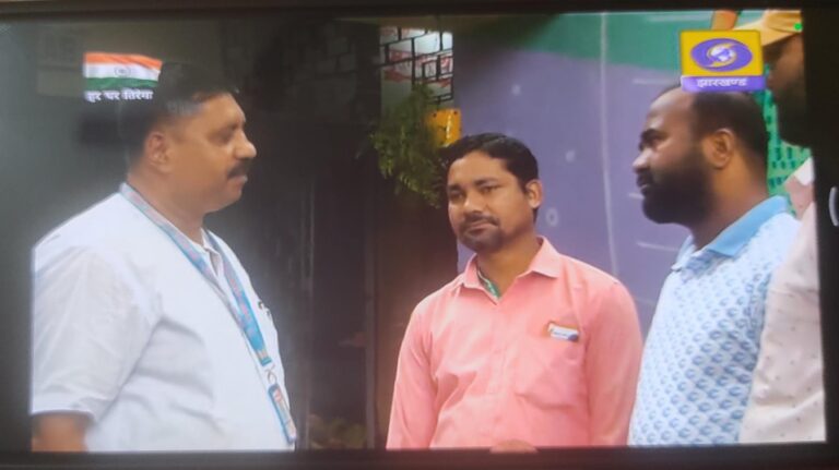 JAMSHEDPUR NEWS :शिक्षक अरुण कुमार की कहानी दूरदर्शन शो वेलडन इंडिया में प्रसारित, बच्चों के साथ मिलकर शिक्षकों ने विद्यालय में देखा कार्यक्रम