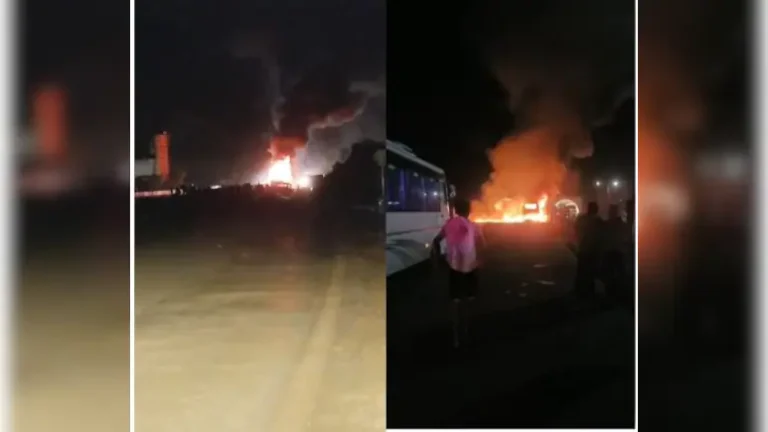 मुंबई-गोवा हाईवे पर रात 2 बजे बस में लगी आग, 30 फीट ऊंची उठी आग की लपटे
