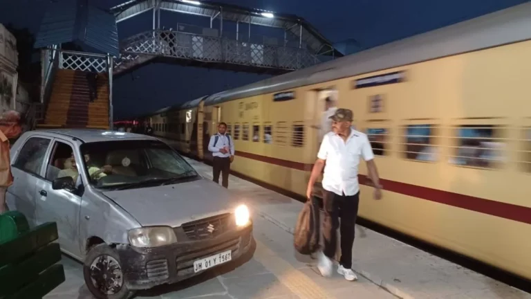 मेरठ कैंट स्टेशन प्लेटफार्म पर सेना का जवान ट्रेन के संग दौड़ाने लगा कार… यात्रियों में दहशत