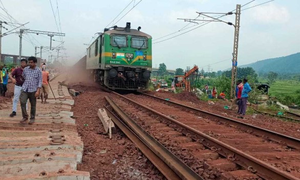 Chandil Train Accident: दो मालगाड़ियों की टक्कर की घटना की जांच के आदेश, अप लाइन पर रेल सेवा बहाल, कई ट्रेनों का परिचालन अब भी बाधित