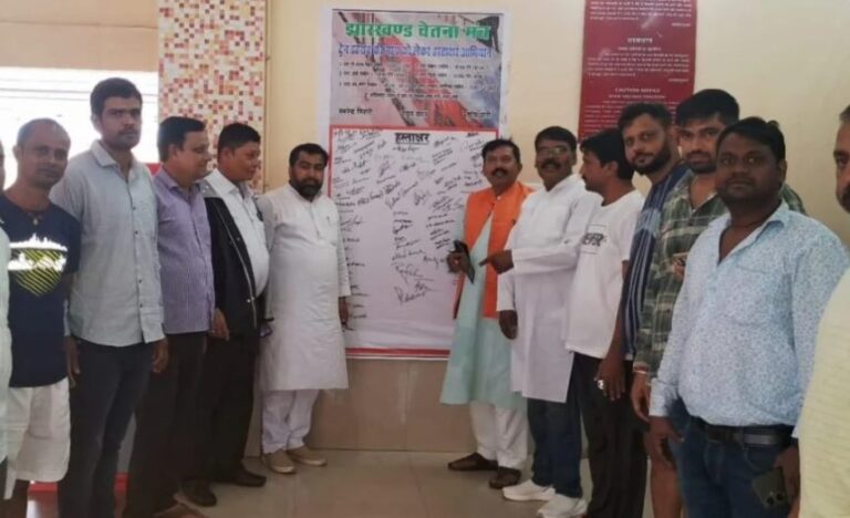 आदित्यपुर रेलवे स्टेशन पर प्रमुख ट्रेनों के ठहराव की मांग, झारखंड चेतना मंच ने शुरू किया हस्ताक्षर अभियान