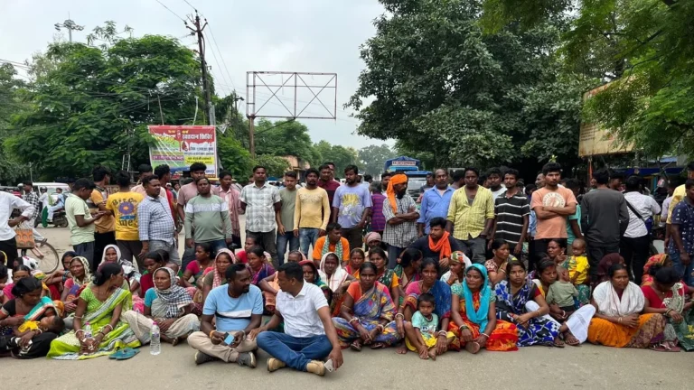 WEST SINGHBHUM : बिजली मिस्त्री की मौत के बाद NH 75 पर लगाया जाम, 50 लाख रुपये और नौकरी की मांग