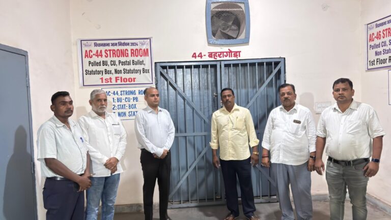 Jamshedpur : उपायुक्त ने राजनीतिक दलों के प्रतिनिधियों के साथ EVM वेयरहाउस की सुरक्षा देखी