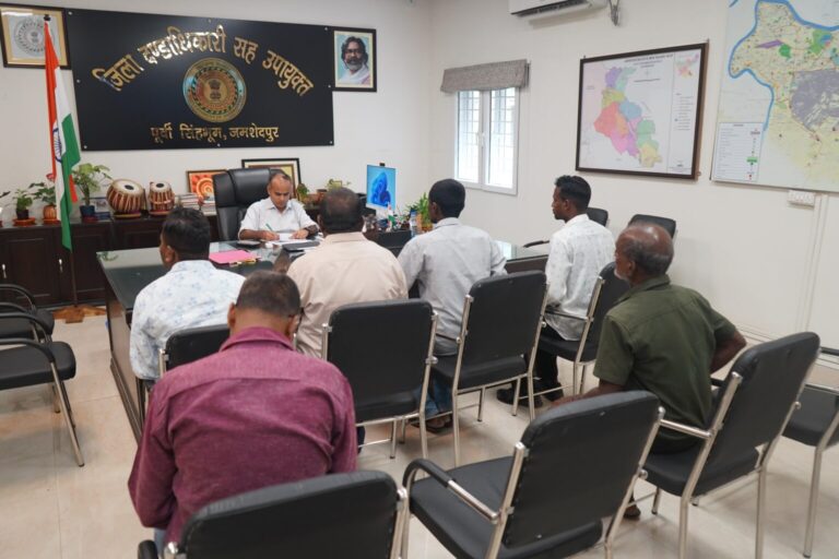 Jamshedpur: जन शिकायत दिवस पर डीसी के पास लगी शिकायतों की झड़ी, तत्काल दिया आदेश