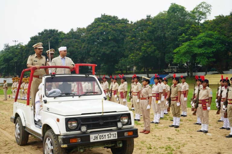 Jamshedpur: जमशेदपुर के गोपाल मैदान में हुआ फुल ड्रेस परेड का रिहर्सल, उपायुक्त और एसएसपी ने लिया जायजा