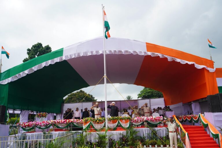 Jamshedpur: 79वें स्वतंत्रता दिवस बिष्टुपुर के गोपाल मैदान में हुआ जिला स्तरीय मुख्य समारोह, डीसी ने फहराया तिरंगा, कई लोगों को किया सम्मानित