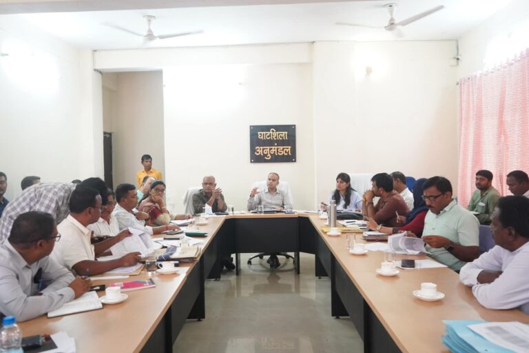 Ghatsila: घाटशिला विधानसभा उपचुनाव को लेकर जिला निर्वाचन पदाधिकारी ने राजनीतिक दलों के प्रतिनिधियों के साथ की बैठक, मतदान केन्द्रों और मतदाता सूची पर की चर्चा, ये दिये निर्देश