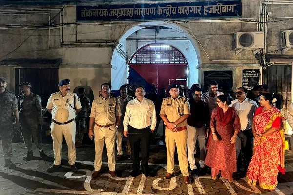 हजारीबाग सेंट्रल जेल में DC-SP की रेड, सेल-अस्पताल-कैंटीन से लेकर पार्किंग तक को खंगाला