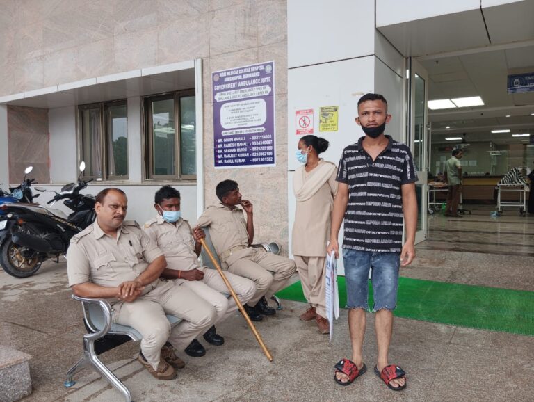 Jamshedpur: MGM अस्पताल में हंगामा: मरीज के परिजन को होमगार्ड जवानों ने पीट-पीटकर किया जख्मी