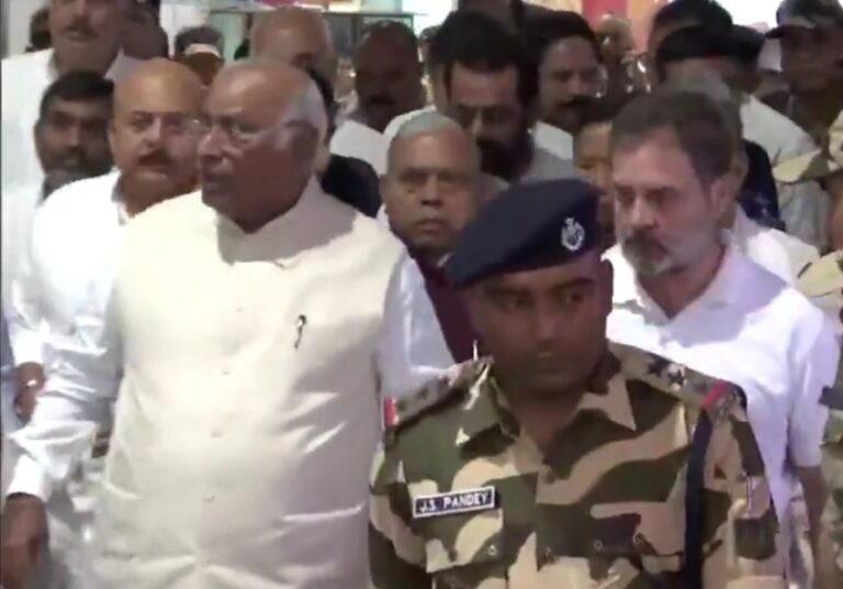 Sibu Soren Funeral: शिबू सोरेन के अंतिम संस्कार में उमड़ा जनसैलाब, शामिल होने के लिए कांग्रेस अध्यक्ष मल्लिकार्जुन खरगे, राहुल गांधी भी नेमरा पहुंचे