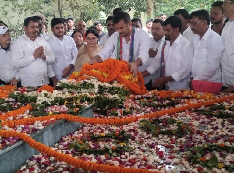 Jamshedpur: शहीद निर्मल महतो की शहादत पर आजसू नेता सुप्रीमो सुदेश महतो जमशेदपुर पहुंचे, दी श्रद्धांजलि, पार्टी की संकल्प सभा में भी हुए शामिल