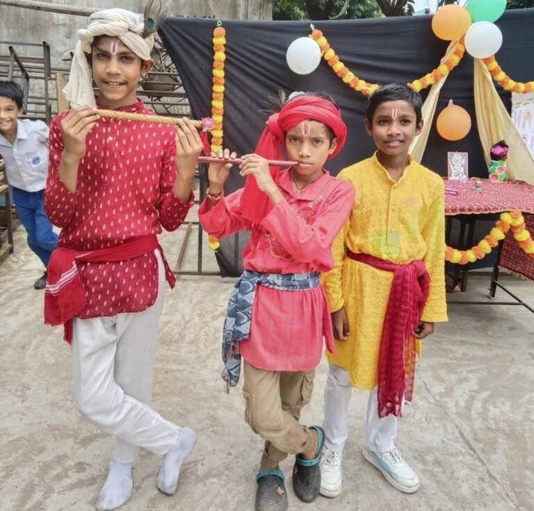 Jamshedpur:बारीगोड़ा एसयूवी में कृष्ण जन्माष्टमी की धूम, कृष्ण का बाल रूप बनाकर बच्चों ने मन मोहा