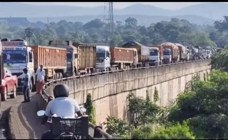 Saraikela: कांड्रा रेलवे ओवरब्रिज पर ट्रक का गुल्ला टूटने से कई किलोमीटर तक लगी वाहनों की कतार, जाम से हलकान रहे लोग