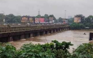 Weather Alert: जमशेदपुर में बारिश से स्वर्णरेखा और खरकई नदी उफान पर, खतरे के निशान से ऊपर बह रही, 26 तक भारी वर्षा का अनुमान, अलर्ट जारी