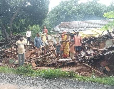 Jamshedpur: बोड़ाम के कोलाबनी में भारी बारिश के बीच धंसा कच्चा मकान, बाल-बाल बचा आदिवासी परिवार