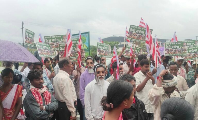 Jharkhand RIMS- 2 Protest: रिम्स-2 के निर्माण स्थल नगड़ी में भारी पुलिस बल की तैनाती के बावजूद 20 से अधिक आदिवासी संगठनों का विरोध प्रदर्शन, पुलिस ने भांजीं लाठियां, दागे आंसू गैस के गोले