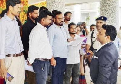 Chaibasa: एकलव्य मॉडल आवासीय विद्यालयों में अतिथि शिक्षकों की नियुक्ति प्रक्रिया का विरोध, प्रतिभागियों ने डीसी का किया घेराव, लगाये ये आरोप?