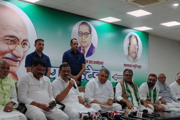 बिहार वोटर लिस्ट विवाद : तेजस्वी यादव पर NDA का हमला, दो EPIC नंबर को लेकर FIR की मांग