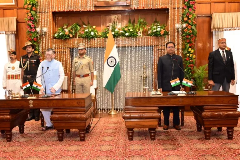 राज्यपाल संतोष कुमार गंगवार ने न्यायमूर्ति नवनीत कुमार को दिलाई पद और गोपनीयता की शपथ