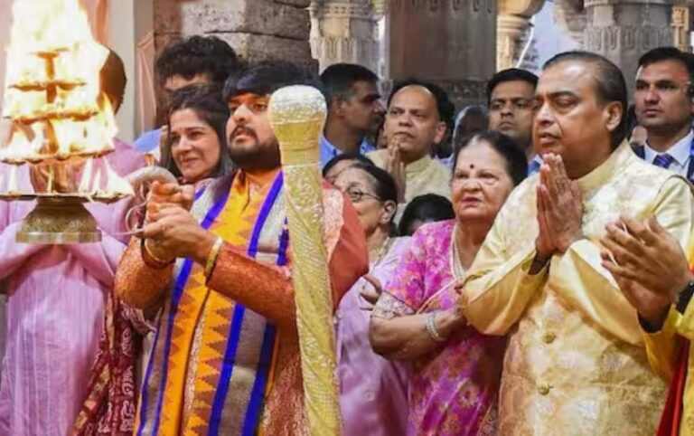 मुकेश अंबानी की मां कोकिला बेन की तबीयत बिगड़ी, एयरलिफ्ट के बाद अस्पताल में भर्ती