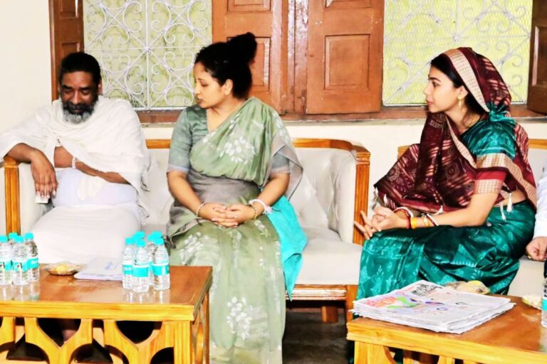 JAMSHEDPUR : विधायक पूर्णिमा साहू पहुंचीं शिबू सोरेन के गांव नेमरा, गुरुजी को दी श्रद्धांजलि
