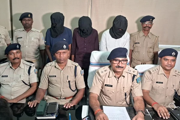 अलमारी से मां के जेवर चुराकर बेच दिया दोस्तों को, 12 घंटे के भीतर पुलिस ने बेटा सहित तीन को दबोचा