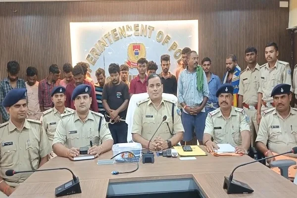 साहिबगंज में सरकारी पाइप चोरी करते 16 लोग गिरफ्तार, तीन गाड़ी भी जब्त