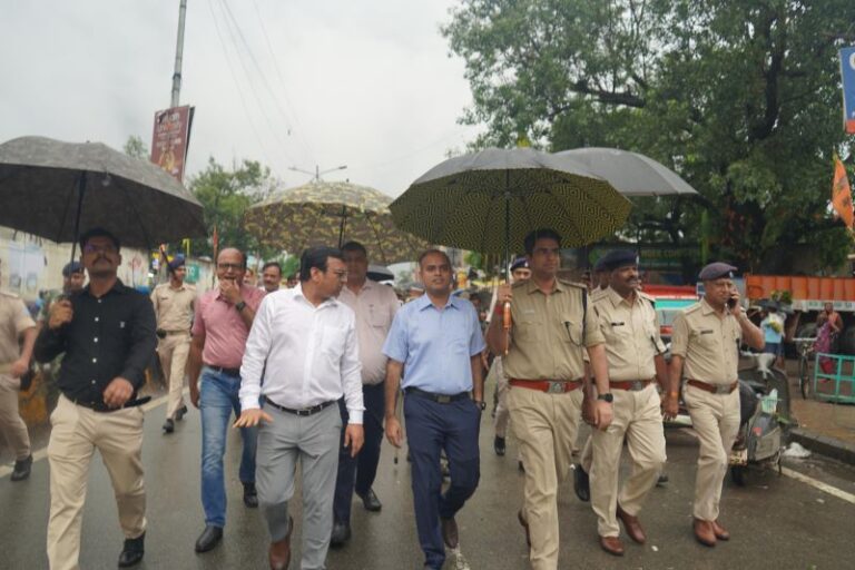 साकची मार्केट पहुंचे डीसी, बाजार को अतिक्रमण और जाममुक्त बनाने का दिया निर्देश