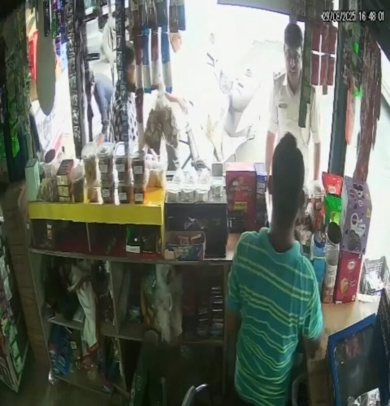 JAMSHEDPUR : दरोगा ने दुकानदार को दी गाली, एसएसपी से कार्रवाई की मांग