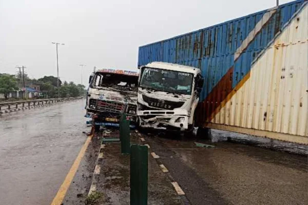 जमशेदपुर के पास NH-18 पर दो ट्रेलरों की आमने-सामने टक्कर, बाल-बाल बचा ड्राइवर